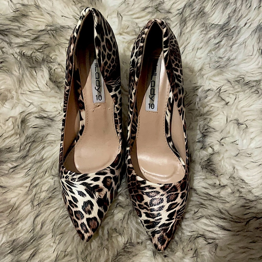 Great condition size 10 leopard print heels. Only wore a handful of times